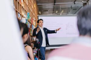 スライドを使ってプレゼンする登壇者